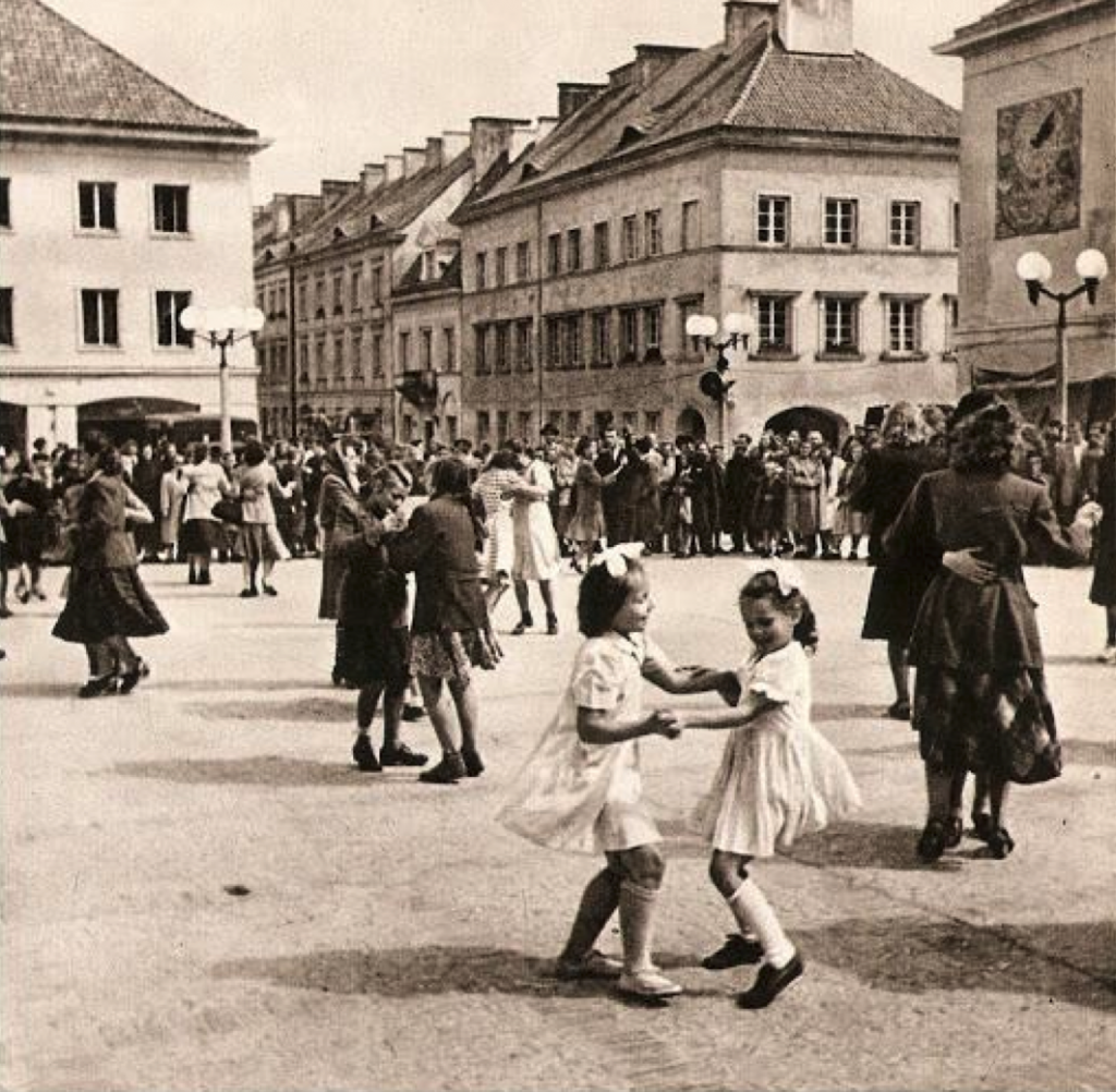 People celebrating the opening of Trasa W-Z (which connected both sides of the Vistula river) – 22nd July 1949