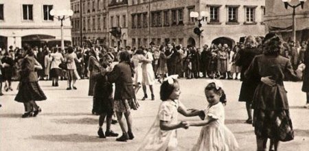 People celebrating the opening of Trasa W-Z (which connected both sides of the Vistula river) – 22nd July 1949